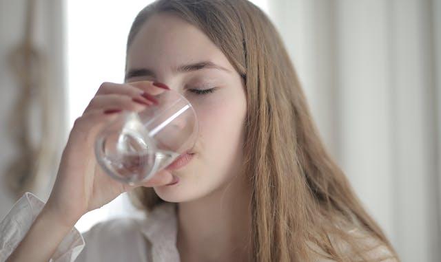 meisje drinkt water