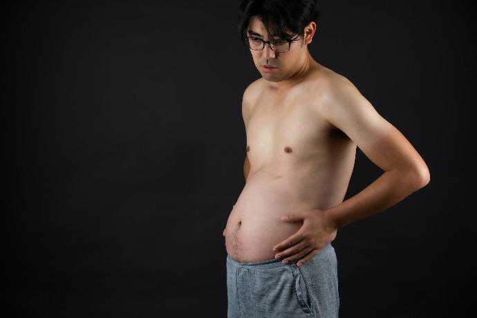 Person mit aufgeblähtem Bauch