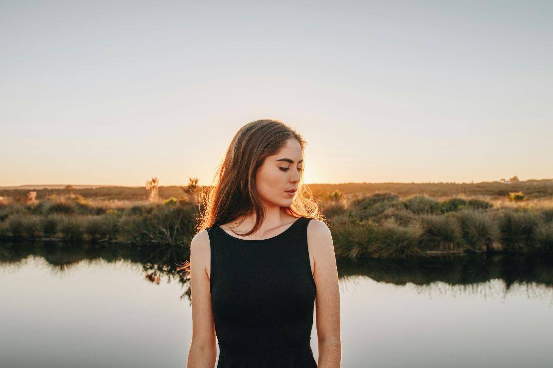 Image d'une femme devant un paysage