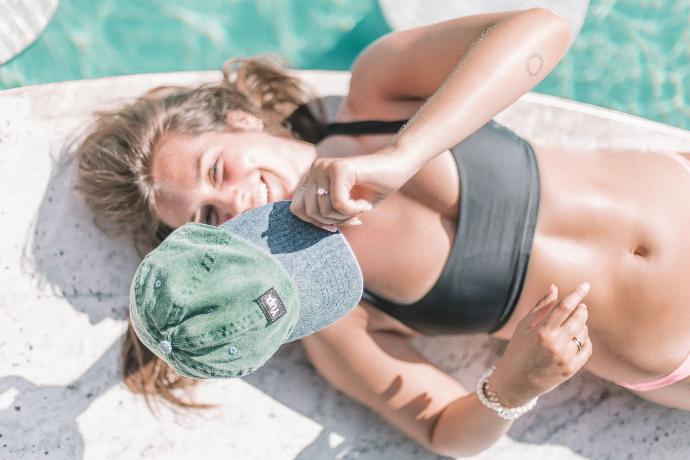 Image d'une femme qui est à la piscine