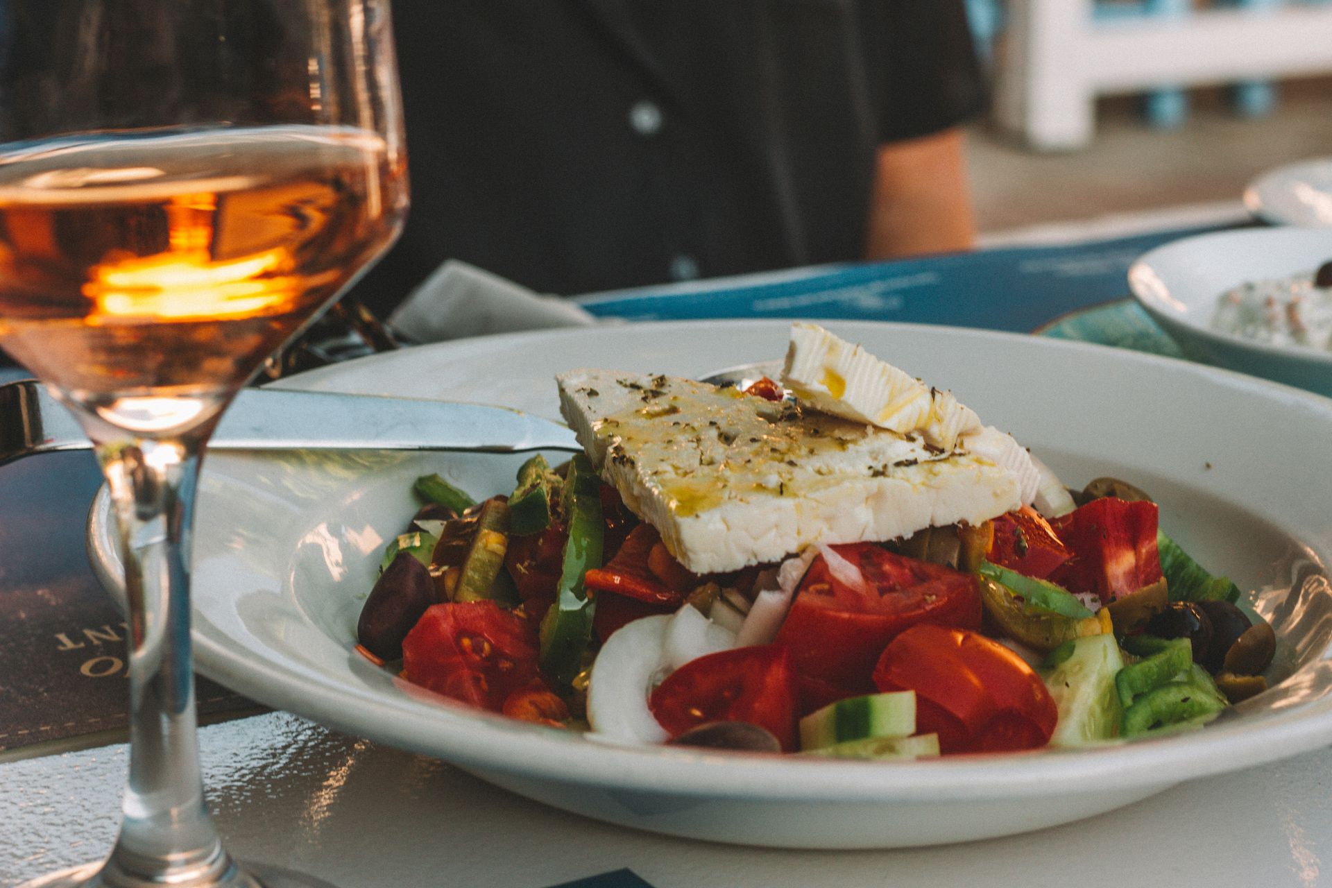 Bild von einem griechischen Salat mit Feta-Käse