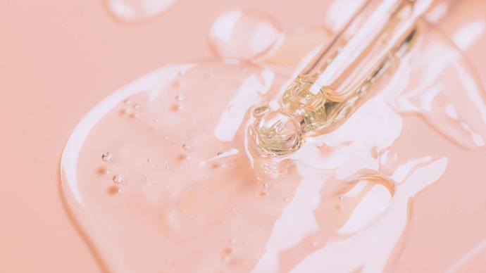 Pipette acide hyaluronique sur fond rose