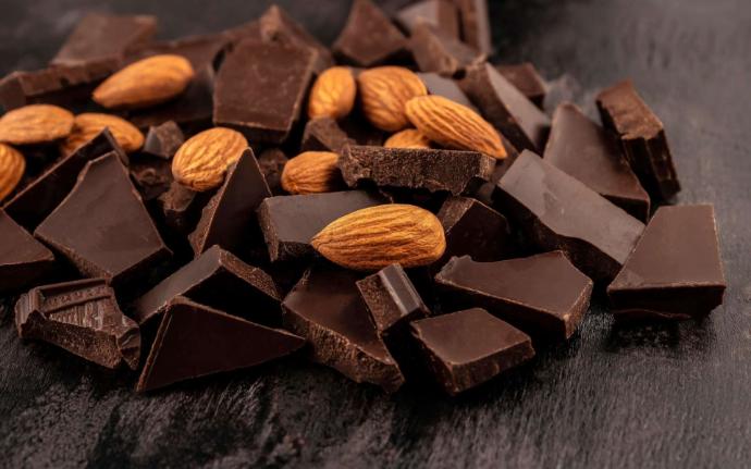 Amandes entières sur morceaux de chocolat noir