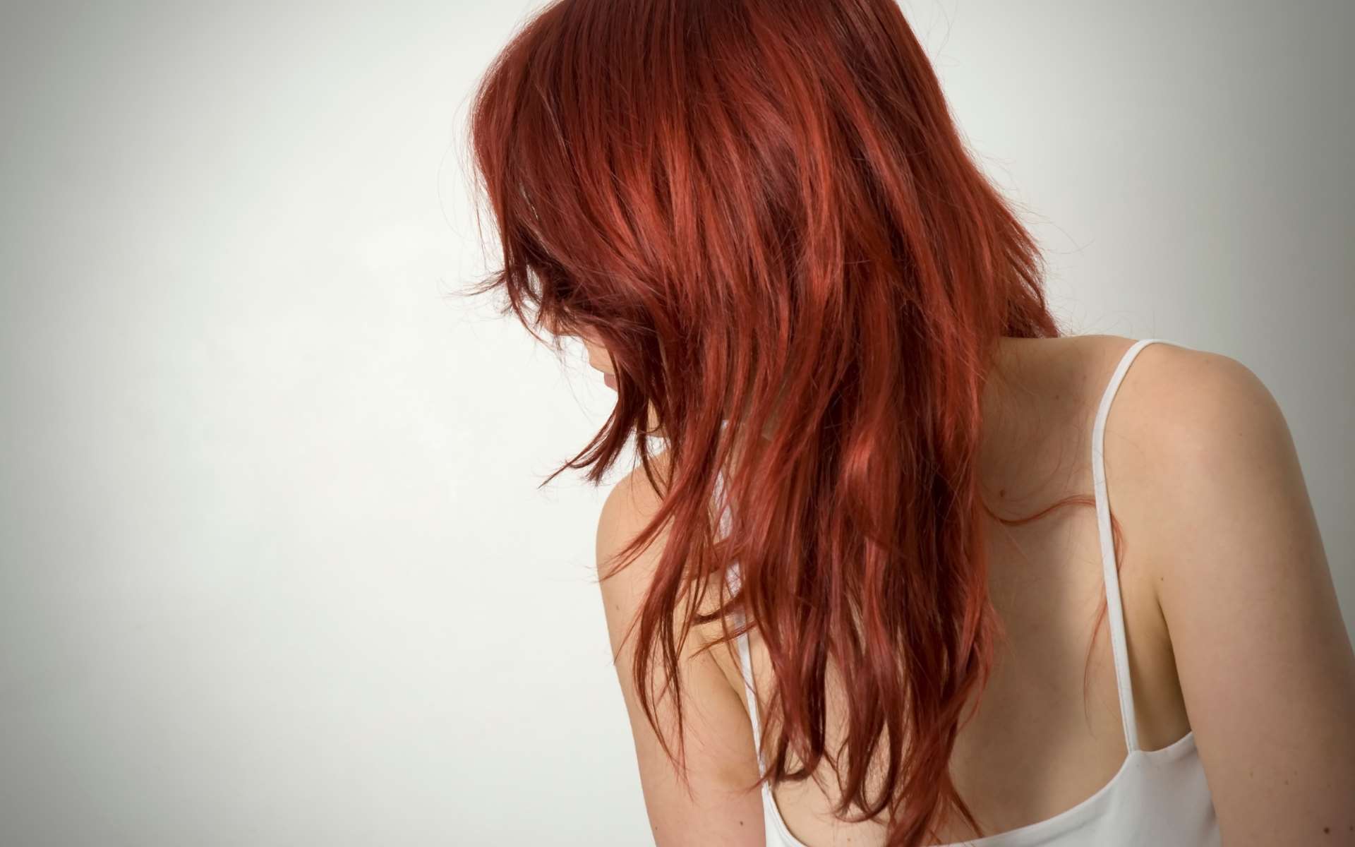 Femme vidage tourné avec cheveux longs cuivrés