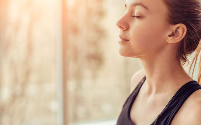 Jeune femme débardeur noir de profil les yeux fermés