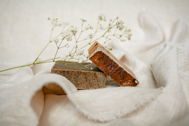 Twee bruine vaste shampoos op witte handdoeken met gipskruid