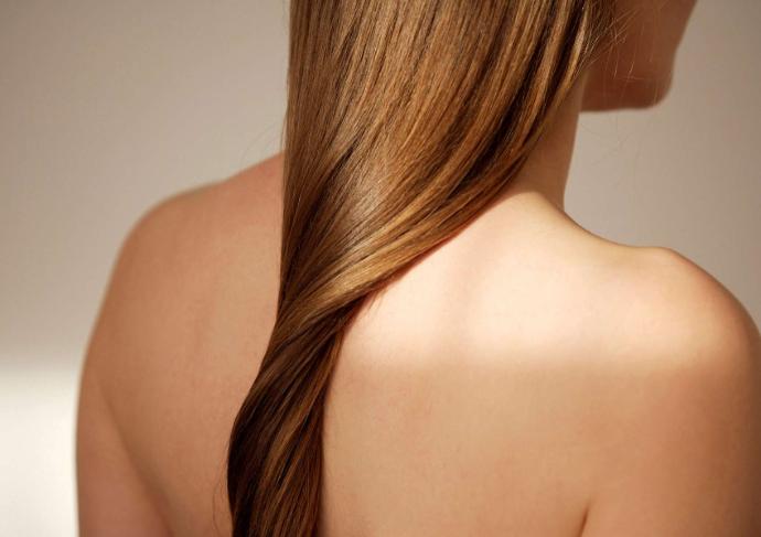 Femme de dos, dos nu avec des cheveux longs châtains brillants