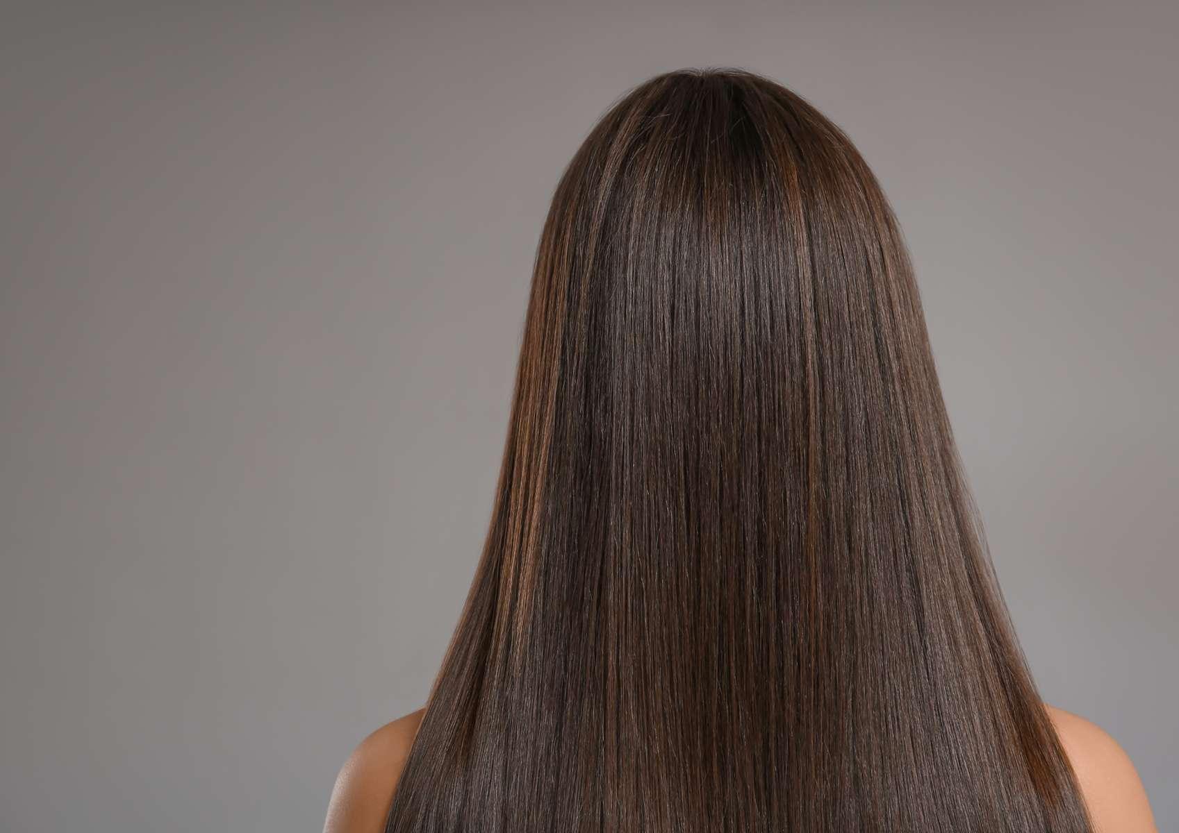 Cheveux longs bruns de femme de dos