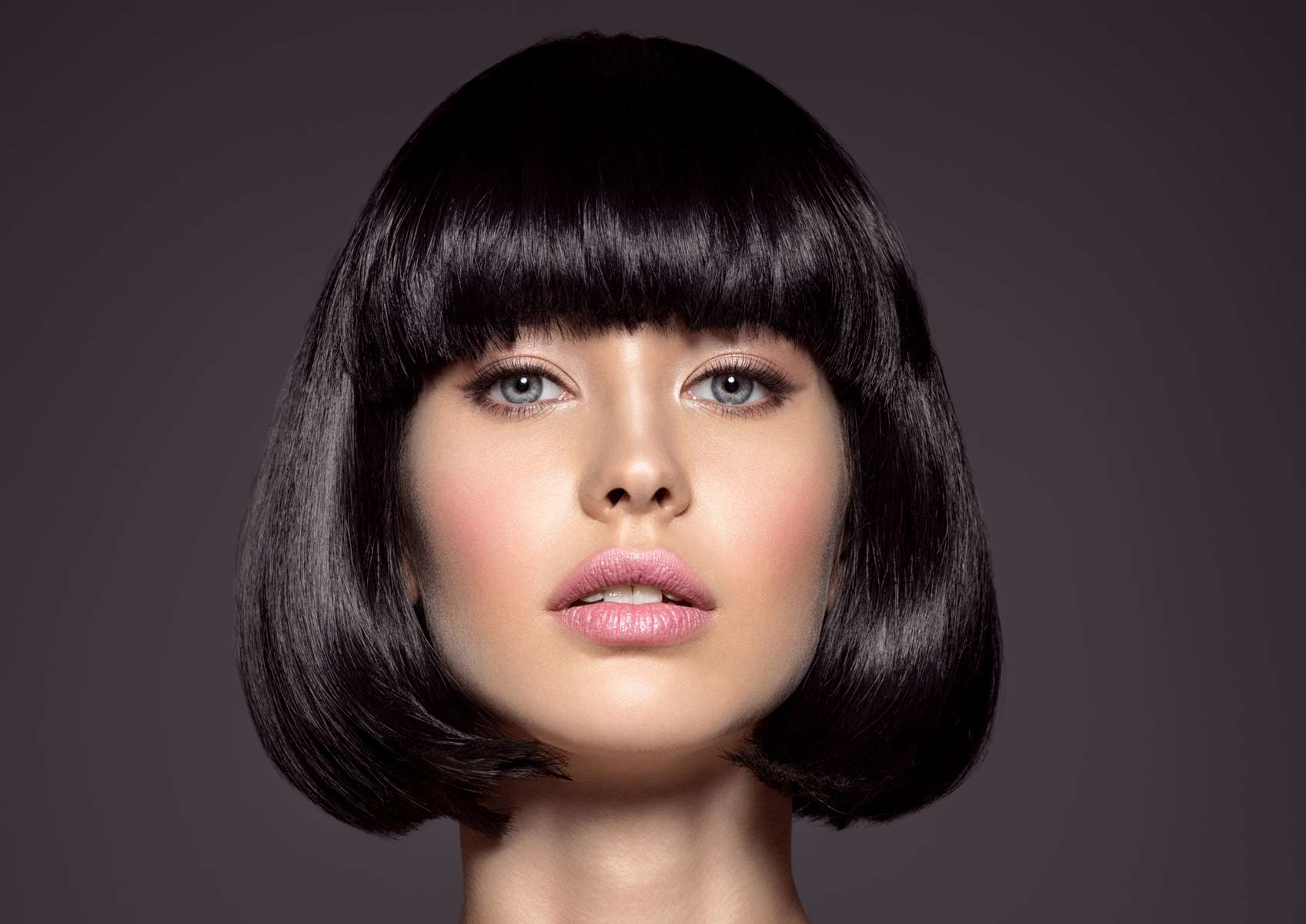 Jeune femme coupe carré cheveux noirs