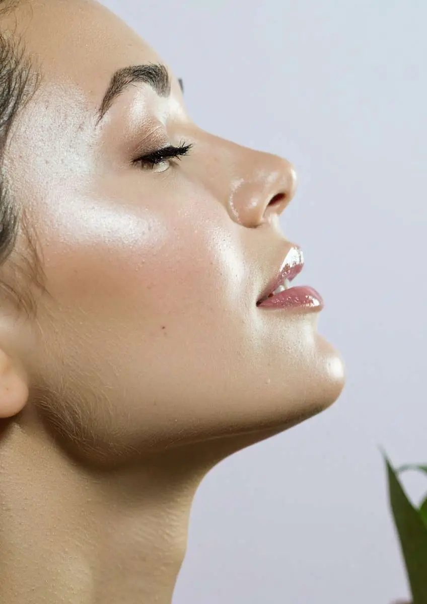 Visage de femme de profil en gros plan