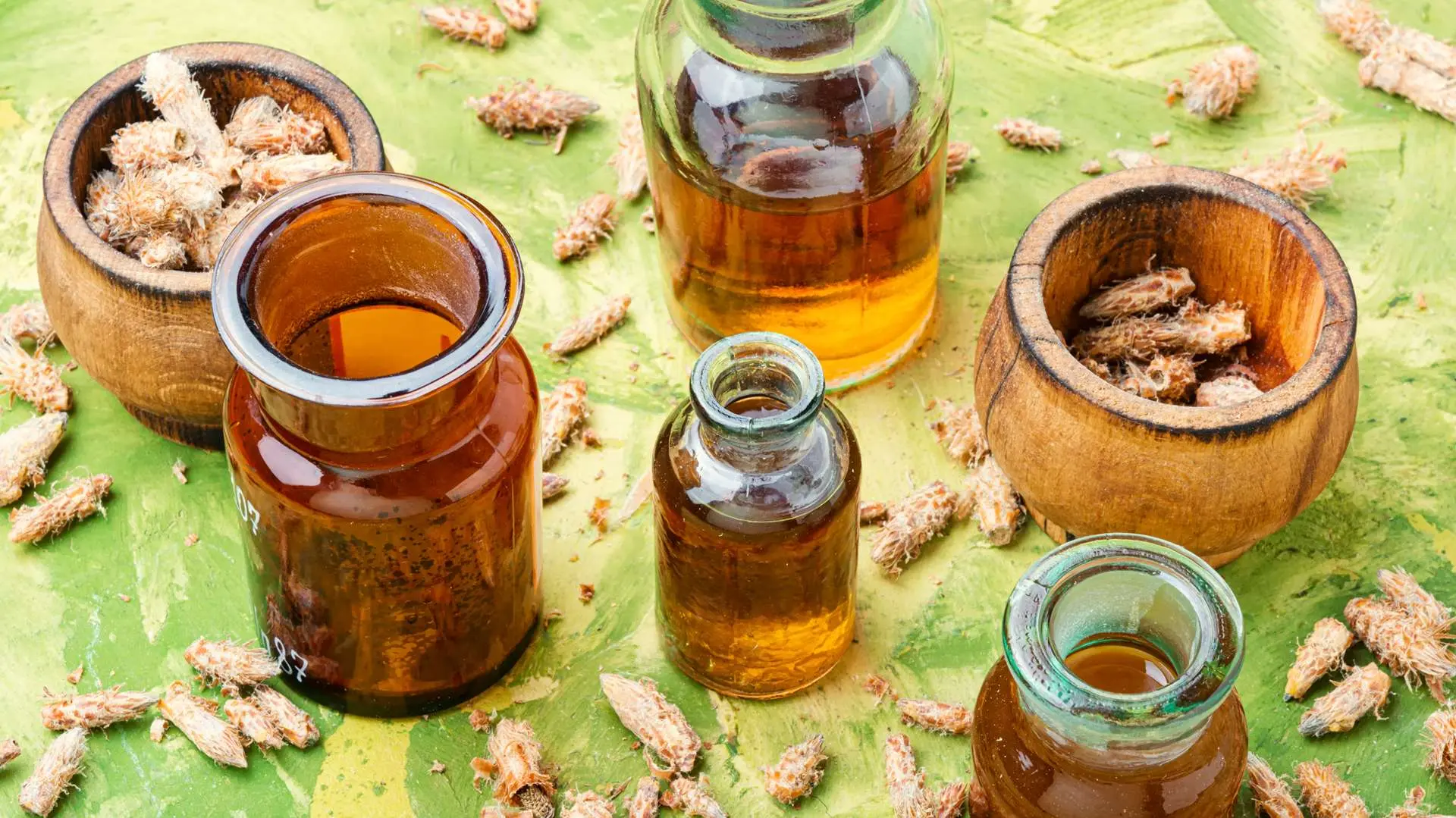 Bouteilles de macérat glycérfine avec bourgeons de pin à côté