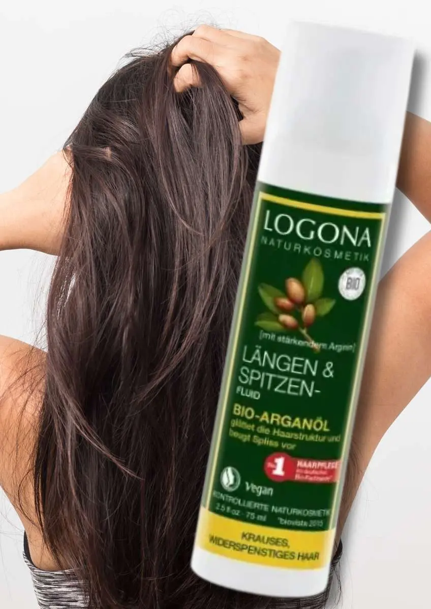 Femme de dos avec cheveux longs et fluide longueurs et pointes à l'huile d'argan Logona