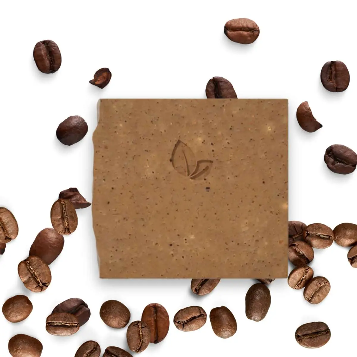 Vue de haut savon exfoliant au café bio Sun & Sia avec grains de cafés autour sur fond blanc
