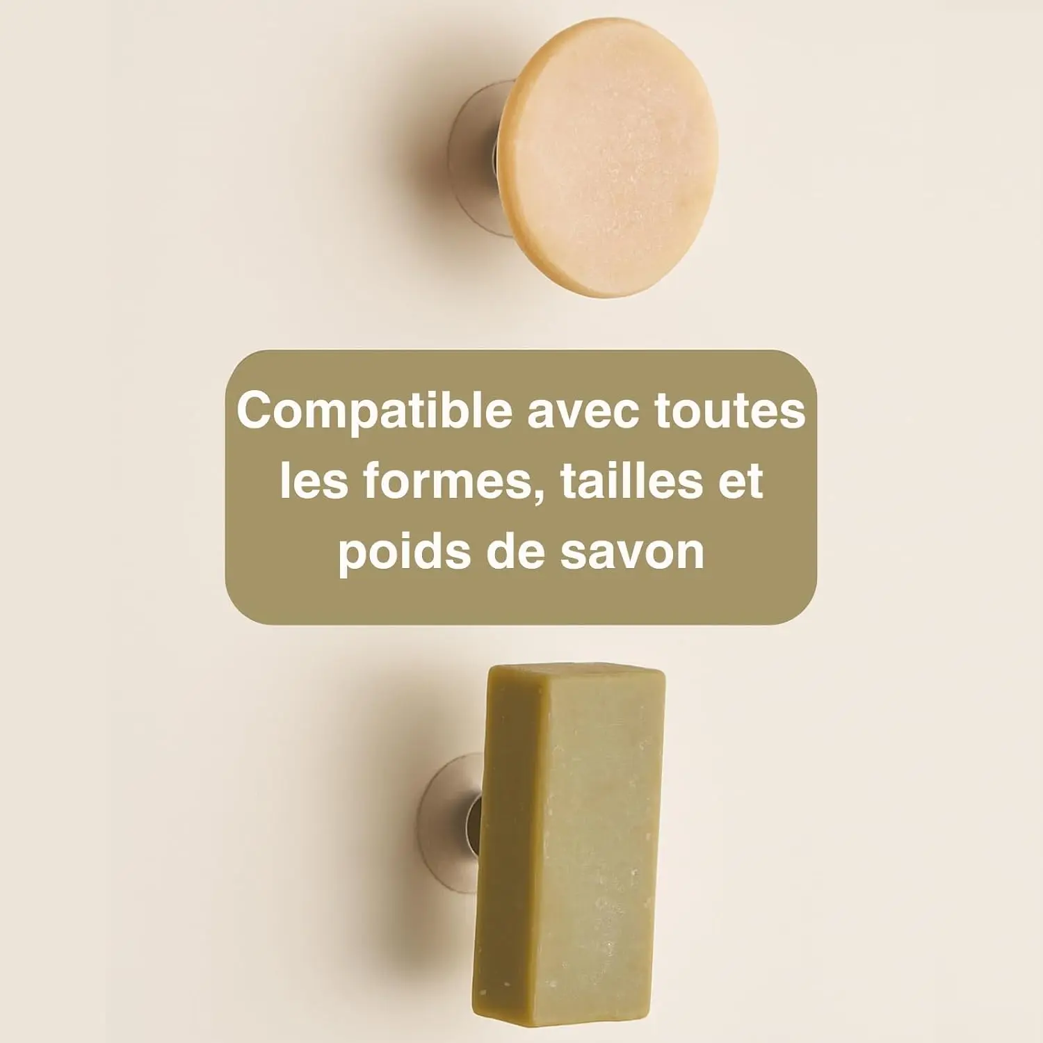 Deux porte-savons magnétiques Sun & Sia avec savon rond beige et savon rectangulaire vert