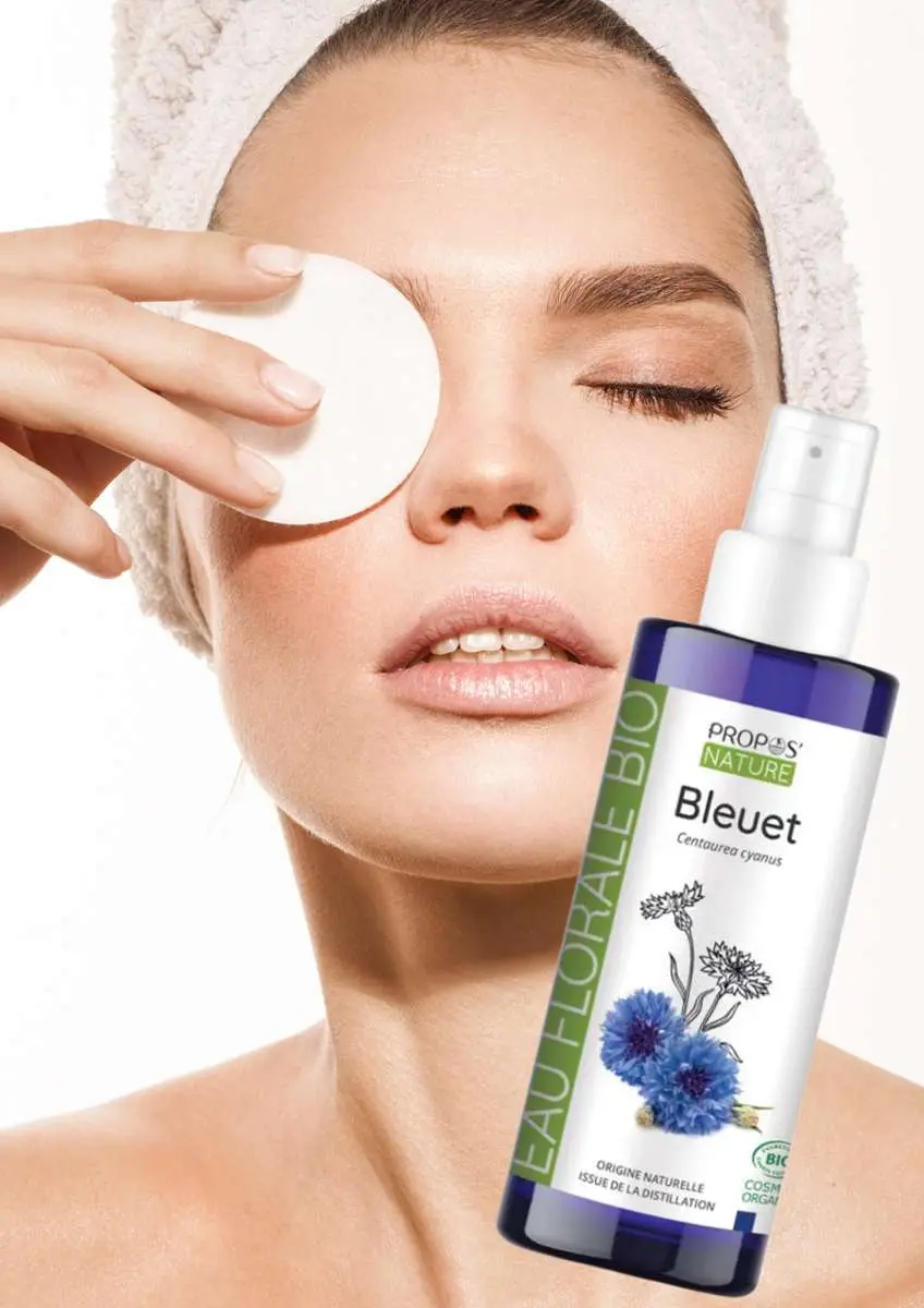 Jeune femme avec serviette sur la tête et compresse sur un oeil et hydrolat de bleuet  Propos'nature