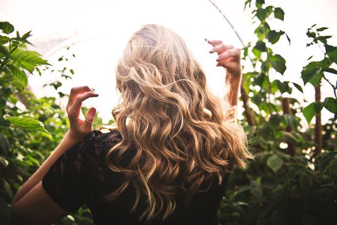 femme cheveux